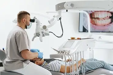 Retratament de canal la microscop