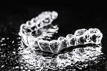 Gutiera de Invisalign pe fundal negru